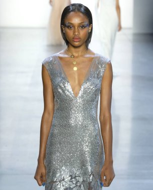 New York, Ny - 06 Eylül 2018: Tadashi Shoji bahar yaz 2019 moda pist göster New York moda haftası sırasında bir model yürür.