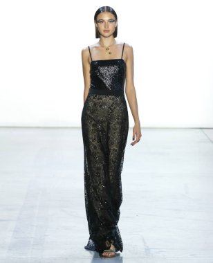 New York, Ny - 06 Eylül 2018: Tadashi Shoji bahar yaz 2019 moda pist göster New York moda haftası sırasında Alina Kozyrka yürür