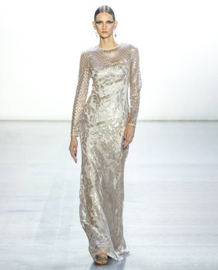 New York, Ny - 06 Eylül 2018: Sarah Berger New York moda haftası sırasında Tadashi Shoji bahar yaz 2019 defile pist yürür