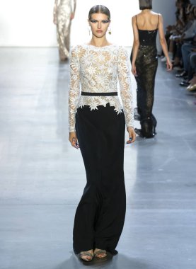 New York, Ny - 06 Eylül 2018: Tadashi Shoji bahar yaz 2019 moda pist göster New York moda haftası sırasında bir model yürür.