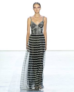 New York, Ny - 06 Eylül 2018: Julia Belyakova New York moda haftası sırasında Tadashi Shoji bahar yaz 2019 defile pist yürür