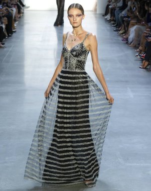 New York, Ny - 06 Eylül 2018: Julia Belyakova New York moda haftası sırasında Tadashi Shoji bahar yaz 2019 defile pist yürür