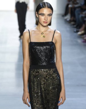 New York, Ny - 06 Eylül 2018: Tadashi Shoji bahar yaz 2019 moda pist göster New York moda haftası sırasında Alina Kozyrka yürür