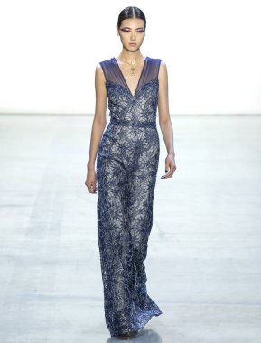 New York, Ny - 06 Eylül 2018: Tadashi Shoji bahar yaz 2019 moda pist göster New York moda haftası sırasında bir model yürür.