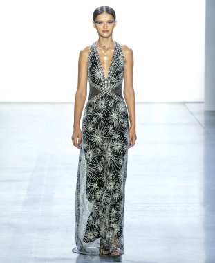 New York, Ny - 06 Eylül 2018: Tadashi Shoji bahar yaz 2019 moda pist göster New York moda haftası sırasında Anastasia Panasenko yürür