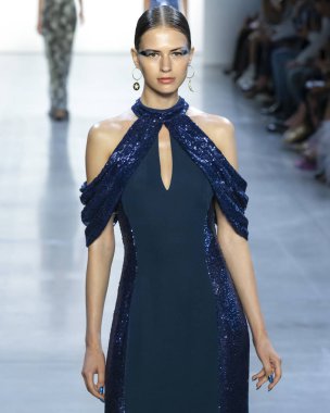 New York, Ny - 06 Eylül 2018: Tadashi Shoji bahar yaz 2019 moda pist göster New York moda haftası sırasında Alena Frolova yürür