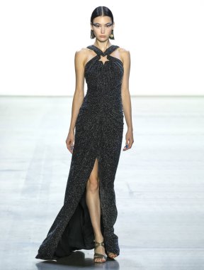 New York, Ny - 06 Eylül 2018: Tadashi Shoji bahar yaz 2019 moda pist göster New York moda haftası sırasında Saida Valieva yürür