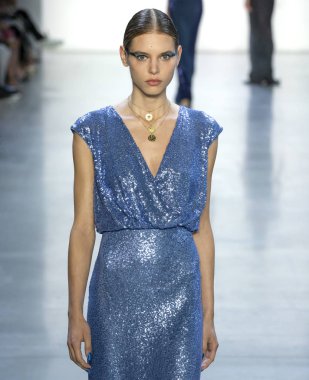 New York, Ny - 06 Eylül 2018: Tadashi Shoji bahar yaz 2019 moda pist göster New York moda haftası sırasında bir model yürür.