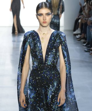 New York, Ny - 06 Eylül 2018: Jay Jankowska New York moda haftası sırasında Tadashi Shoji bahar yaz 2019 defile pist yürür