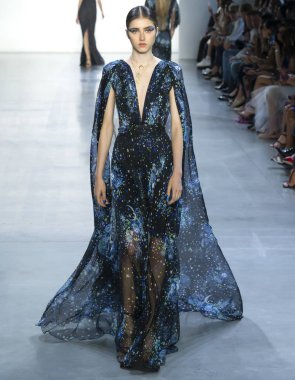 New York, Ny - 06 Eylül 2018: Jay Jankowska New York moda haftası sırasında Tadashi Shoji bahar yaz 2019 defile pist yürür