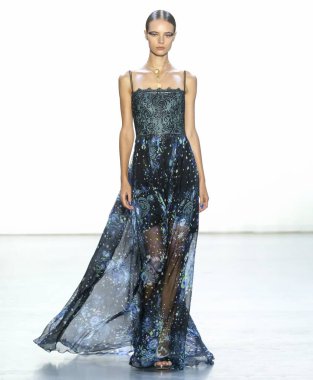 New York, Ny - 06 Eylül 2018: Tadashi Shoji bahar yaz 2019 moda pist göster New York moda haftası sırasında bir model yürür.