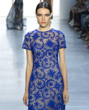 New York, Ny - 06 Eylül 2018: Tadashi Shoji bahar yaz 2019 moda pist göster New York moda haftası sırasında Emilli CESTARI yürür