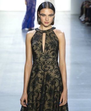 New York, Ny - 06 Eylül 2018: Tadashi Shoji bahar yaz 2019 moda pist göster New York moda haftası sırasında Alina Kozyrka yürür