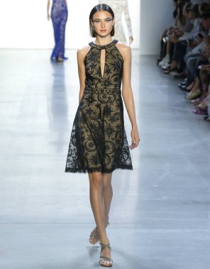 New York, Ny - 06 Eylül 2018: Tadashi Shoji bahar yaz 2019 moda pist göster New York moda haftası sırasında Alina Kozyrka yürür