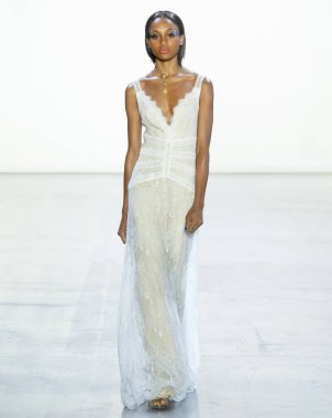 New York, Ny - 06 Eylül 2018: Tadashi Shoji bahar yaz 2019 moda pist göster New York moda haftası sırasında bir model yürür.