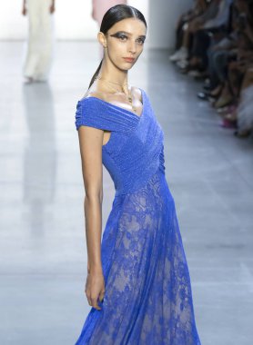 New York, Ny - 06 Eylül 2018: Tadashi Shoji bahar yaz 2019 moda pist göster New York moda haftası sırasında Larissa Marchiori yürür