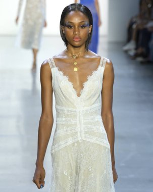 New York, Ny - 06 Eylül 2018: Tadashi Shoji bahar yaz 2019 moda pist göster New York moda haftası sırasında bir model yürür.