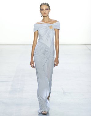 New York, Ny - 06 Eylül 2018: Julia Belyakova New York moda haftası sırasında Tadashi Shoji bahar yaz 2019 defile pist yürür