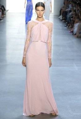 New York, Ny - 06 Eylül 2018: Tadashi Shoji bahar yaz 2019 moda pist göster New York moda haftası sırasında Magdalena Chachlica yürür