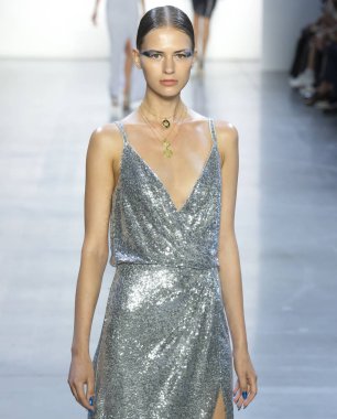 New York, Ny - 06 Eylül 2018: Tadashi Shoji bahar yaz 2019 moda pist göster New York moda haftası sırasında Alena Frolova yürür