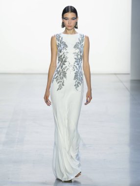 New York, Ny - 06 Eylül 2018: Tadashi Shoji bahar yaz 2019 moda pist göster New York moda haftası sırasında Saida Valieva yürür