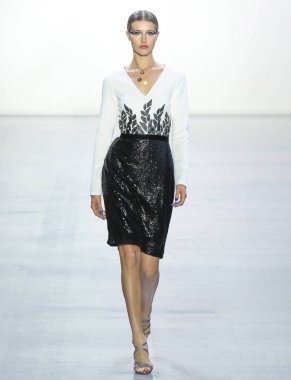 New York, Ny - 06 Eylül 2018: Tadashi Shoji bahar yaz 2019 moda pist göster New York moda haftası sırasında bir model yürür.