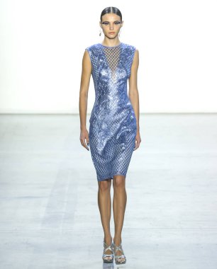 New York, Ny - 06 Eylül 2018: Tadashi Shoji bahar yaz 2019 moda pist göster New York moda haftası sırasında irfan Varga yürür
