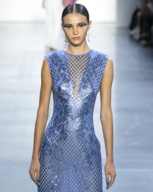 New York, Ny - 06 Eylül 2018: Tadashi Shoji bahar yaz 2019 moda pist göster New York moda haftası sırasında irfan Varga yürür