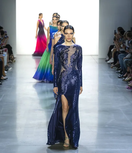 New York September 2018 Emilli Cestari Walks Runway Tadashi Shoji — Stock Photo, Image