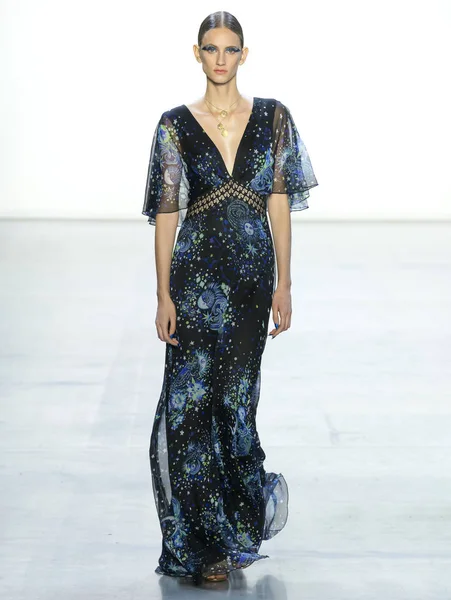 New York September 2018 Sarah Berger Loopt Baan Tadashi Shoji — Stockfoto