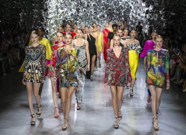 New York, Ny - 11 Eylül 2018: Modelleri yürüyüş New York moda haftası sırasında Naeem Khan bahar yaz 2019 defile pist