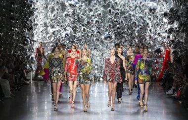 New York, Ny - 11 Eylül 2018: Modelleri yürüyüş New York moda haftası sırasında Naeem Khan bahar yaz 2019 defile pist