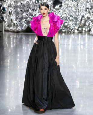 New York, Ny - 11 Eylül 2018: pist Naeem Khan bahar yaz 2019 moda New York moda haftası sırasında göstermek bir model yürür.