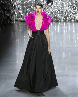 New York, Ny - 11 Eylül 2018: pist Naeem Khan bahar yaz 2019 moda New York moda haftası sırasında göstermek bir model yürür.