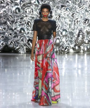 New York, Ny - 11 Eylül 2018: pist Naeem Khan bahar yaz 2019 moda New York moda haftası sırasında göstermek Kathia Nseke yürür