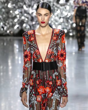 New York, Ny - 11 Eylül 2018: pist Naeem Khan bahar yaz 2019 moda New York moda haftası sırasında göstermek bir model yürür.