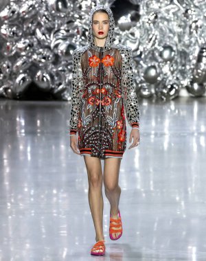 New York, Ny - 11 Eylül 2018: pist Naeem Khan bahar yaz 2019 moda New York moda haftası sırasında göstermek bir model yürür.