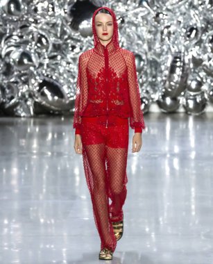 New York, Ny - 11 Eylül 2018: pist Naeem Khan bahar yaz 2019 moda New York moda haftası sırasında göstermek bir model yürür.