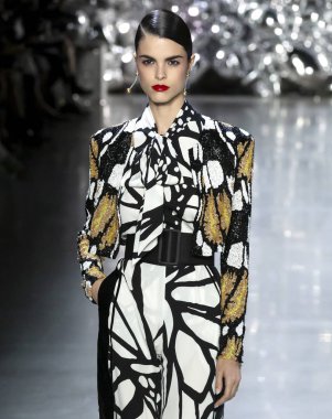 New York, Ny - 11 Eylül 2018: Carol Mendes New York moda haftası sırasında Naeem Khan bahar yaz 2019 defile pist yürür