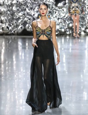 New York, Ny - 11 Eylül 2018: Meaghan Waller New York moda haftası sırasında Naeem Khan bahar yaz 2019 defile pist yürür