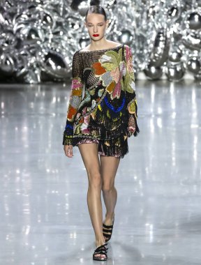 New York, Ny - 11 Eylül 2018: pist Naeem Khan bahar yaz 2019 moda New York moda haftası sırasında göstermek bir model yürür.