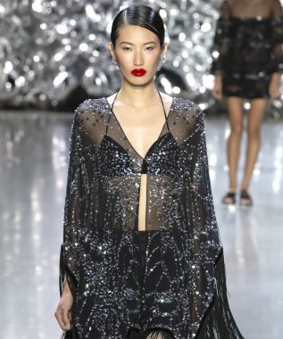 New York, Ny - 11 Eylül 2018: pist Naeem Khan bahar yaz 2019 moda New York moda haftası sırasında göstermek Nuri oğlu yürür