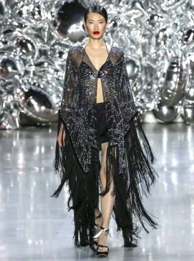 New York, Ny - 11 Eylül 2018: pist Naeem Khan bahar yaz 2019 moda New York moda haftası sırasında göstermek Nuri oğlu yürür