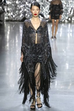 New York, Ny - 11 Eylül 2018: pist Naeem Khan bahar yaz 2019 moda New York moda haftası sırasında göstermek Nuri oğlu yürür