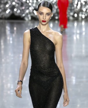 New York, Ny - 11 Eylül 2018: pist Naeem Khan bahar yaz 2019 moda New York moda haftası sırasında göstermek Larissa Marchiori yürür