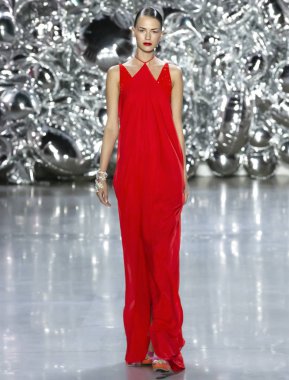 New York, Ny - 11 Eylül 2018: pist Naeem Khan bahar yaz 2019 moda New York moda haftası sırasında göstermek Alena Frolova yürür