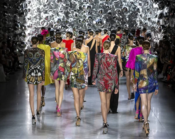 New York, Ny - 11 Eylül 2018: Modelleri yürüyüş New York moda haftası sırasında Naeem Khan bahar yaz 2019 defile pist