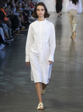 New York, Ny - 06 Eylül 2018: Noor bahar yaz 2019 moda öğlene pist göster New York moda haftası sırasında Luiza Scandelari yürür