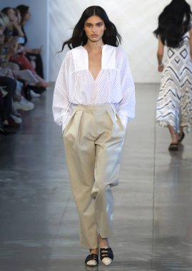 New York, Ny - 06 Eylül 2018: Noor bahar yaz 2019 moda öğlene pist göster New York moda haftası sırasında Aira Ferreira yürür