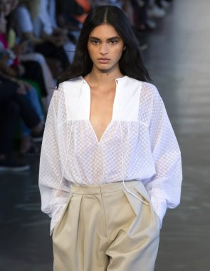 New York, Ny - 06 Eylül 2018: Noor bahar yaz 2019 moda öğlene pist göster New York moda haftası sırasında Aira Ferreira yürür